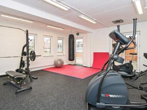 een fitnessruimte met loopbanden en een fitnessruimte bij 6 person holiday home in R m in Rømø Kirkeby