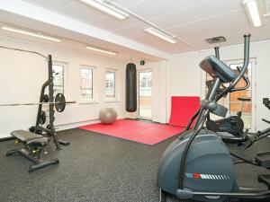 um ginásio com passadeiras e equipamento de exercício num edifício em 5 person holiday home in R m em Rømø Kirkeby