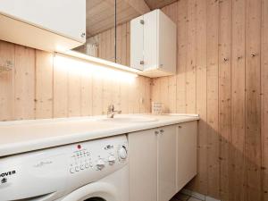 Fæbækにある6 person holiday home in Tranek rのバスルーム(洗濯機、シンク付)