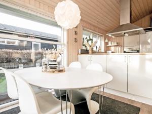 Fæbækにある6 person holiday home in Tranek rのキッチン、ダイニングルーム(白いテーブル、椅子付)