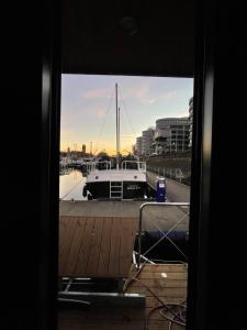 Blick auf einen Fluss in der Nähe des Bootes