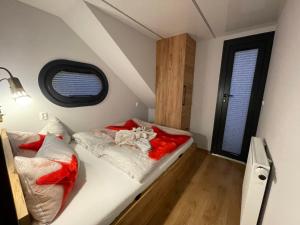 Ein Bett oder Betten in einem Zimmer der Unterkunft Hausboot Lore