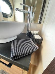 Ein Bett oder Betten in einem Zimmer der Unterkunft Hausboot Lore