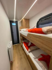 Zimmer mit 2 Etagenbetten in einem Zimmer in der Unterkunft Hausboot Lore in Duisburg