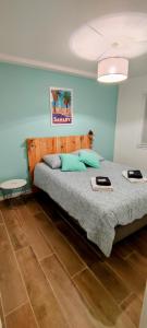 - une chambre avec un grand lit aux murs bleus dans l'établissement Maison de ville en plein cœur de Sanary 3 double chambres 105M2, à Sanary-sur-Mer