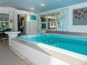 Bazén v ubytování Four-Bedroom Holiday home in Knebel 7 nebo v jeho okolí