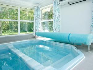 Bazén v ubytování Four-Bedroom Holiday home in Knebel 7 nebo v jeho okolí