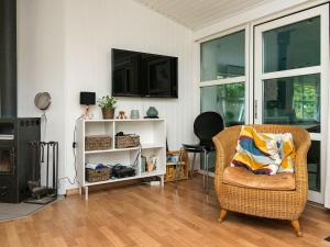 TV a/nebo společenská místnost v ubytování Four-Bedroom Holiday home in Knebel 7