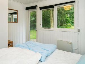 Postel nebo postele na pokoji v ubytování Four-Bedroom Holiday home in Knebel 7 + 37 fotografií