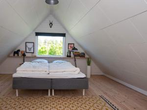 una camera da letto con letto in mansarda di Spacious Retreat in Stauning - By Traum Ferienwohnungen a Lem