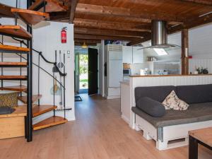 un soggiorno con divano e cucina di Spacious Retreat in Stauning - By Traum Ferienwohnungen a Lem