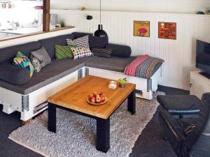 un soggiorno con un divano e un tavolino da caffè di Spacious Retreat in Stauning - By Traum Ferienwohnungen a Lem