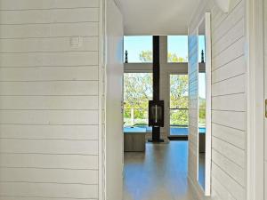 un corridoio con una porta che conduce a una casa di Holiday Home Dalby a Henån