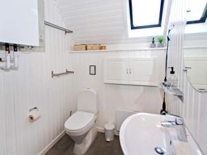 Koupelna v ubytování Spacious Retreat in Stauning - By Traum Ferienwohnungen + 30 fotografií