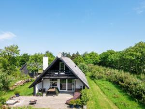 una piccola casa con tetto di paglia di Spacious Retreat in Stauning - By Traum Ferienwohnungen a Lem