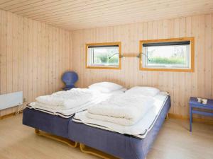 1 dormitorio con 2 camas en una habitación con 2 ventanas en 6 person holiday home in Hejls, en Hejls