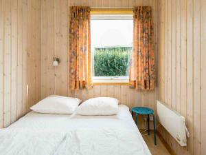 1 dormitorio con cama blanca y ventana en 6 person holiday home in Hejls, en Hejls