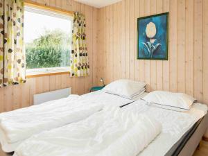 Hejlsにある6 person holiday home in Hejlsの窓付きの客室の白いベッド1台