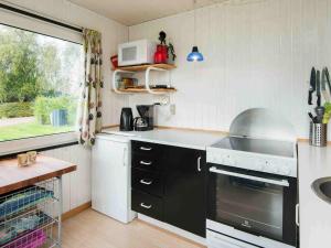 una pequeña cocina con fogones y fregadero en 6 person holiday home in Hejls, en Hejls