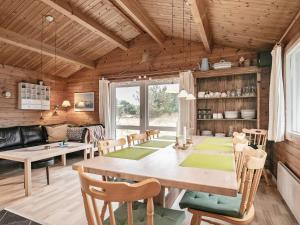 eine Küche und ein Esszimmer mit einem Tisch und Stühlen in der Unterkunft Three-Bedroom Holiday home in Hirtshals 4 in Hirtshals