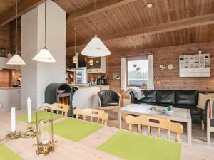 Un restaurante o sitio para comer en Three-Bedroom Holiday home in Hirtshals 4