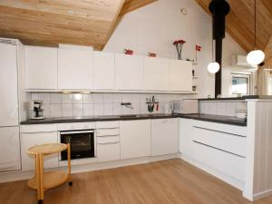 Ett kök eller pentry på Four-Bedroom Holiday home in Hadsund 26