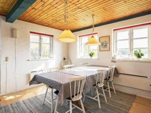 comedor con mesa y sillas en 7 person holiday home in Bl vand, en Blåvand