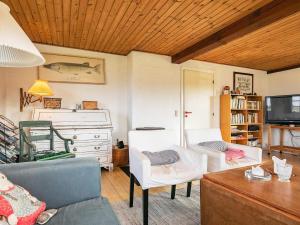 sala de estar con sofá y TV en 7 person holiday home in Bl vand, en Blåvand
