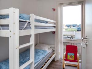En eller flere køjesenge i et værelse på Three-Bedroom Holiday home in Rømø 39
