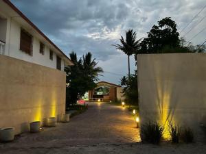 una calle con luces en el lateral de un edificio en Hotel Villa Chic en Progreso