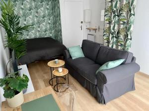 - un salon avec un canapé et une table dans l'établissement Studio cosy à 15min de Paris, à Antony