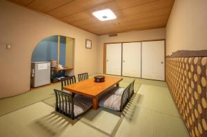Kitchen o kitchenette sa Nakatsugawa Onsen Hotel Hanasarasa