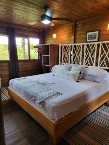 CararaにあるPrivate Mountaintop Cabin in Carara Biological Corridor 20 minutes to beachesのキャビン内のベッドルーム1室(大型ベッド1台付)