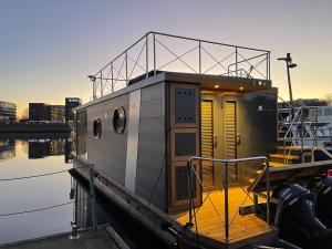 Das Gebäude in dem sich das Boot befindet