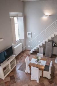 A television and/or entertainment centre at Le Gelosie B&B