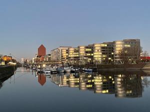 Blick auf einen Fluss in der Nähe des Bootes