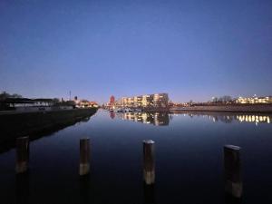 Blick auf einen Fluss in der Nähe des Bootes