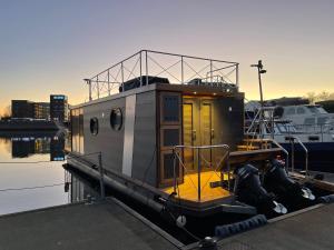 Das Gebäude in dem sich das Boot befindet