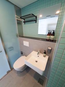 Phòng tắm tại YOLO Guesthouse