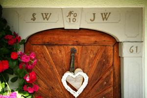 una puerta de madera con un corazón encima en Attwengerhof en Traunkirchen