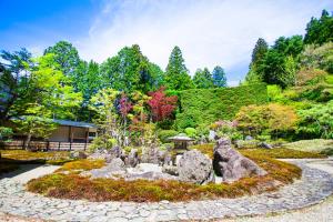 Garður fyrir utan 高野山 宿坊 総持院 -Koyasan Shukubo Sojiin-