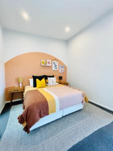 a bedroom with a large bed in a room at 734 apartment-2 bedroom and 2 bathroom accommodation, sleeps 4 in Margaret River Town