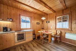 kuchnia i jadalnia ze stołem i krzesłami w obiekcie Ferienhaus Waldhof w mieście Naturns +18 zdjęć