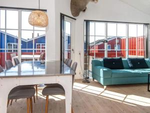 Posezení v ubytování 6 person holiday home in Hvide Sande-By Traum