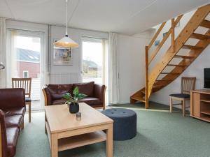 ein Wohnzimmer mit einem Sofa und einer Treppe in der Unterkunft Holiday Home Vestergade IV in Sønderby
