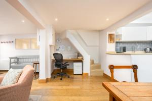 cocina y sala de estar con escritorio y silla en Delightful Bird Sisters Cottage with Free Parking, en Brighton & Hove