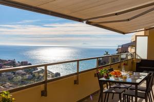 ファロ・デ・クリェラにあるCap Blanc Penthouse Culleraの海の景色を望むバルコニー(テーブル付)