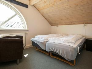 1 Schlafzimmer mit 2 Betten in einem Zimmer mit Fenster in der Unterkunft Holiday Home Vestergade XI in Sønderby