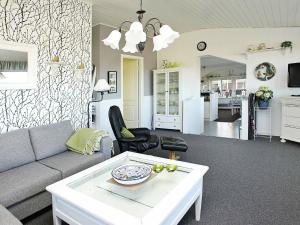 Holiday Home Amtsvej في Trend: غرفة معيشة مع أريكة وطاولة