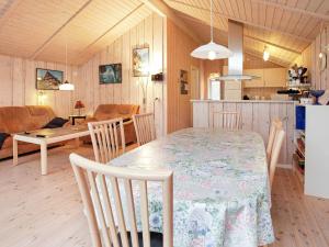 Lyngsåにある6 person holiday home in S byのダイニングルーム、キッチン(テーブル、椅子付)